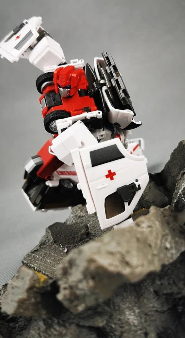 Generation Toy GT-08C Guardian Bulance Action Figure 9 Generation Toy GT-08C Guardian Bulance Action Figure