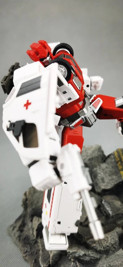 Generation Toy GT-08C Guardian Bulance Action Figure 10 Generation Toy GT-08C Guardian Bulance Action Figure