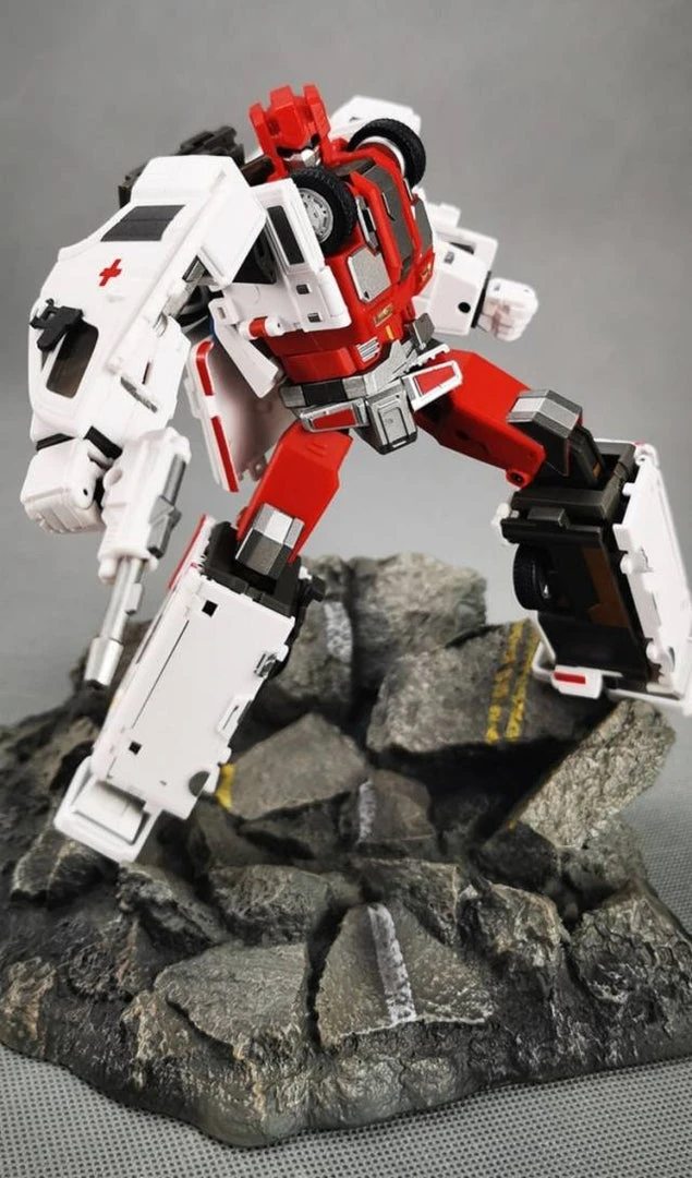 Generation Toy GT-08C Guardian Bulance Action Figure 7 Generation Toy GT-08C Guardian Bulance Action Figure